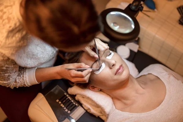 Esthéticienne Appliquant Des Cils Allongés Une Jeune Femme Dans Salon — Photo