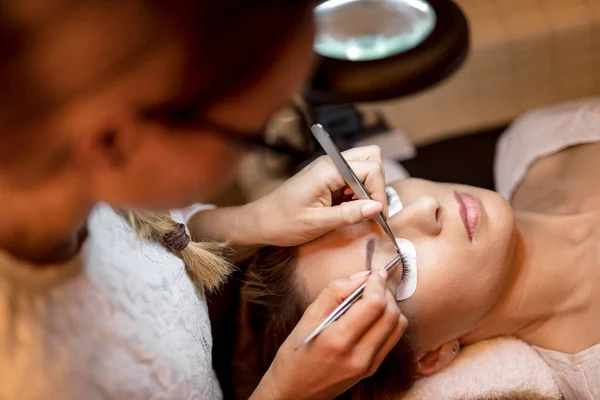 Esteticista Aplicando Pestanas Estendidas Mulher Jovem Salão Beleza — Fotografia de Stock