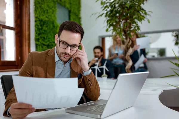 Joven Empresario Pensativo Analizando Los Planes Negocio Trabajando Ordenador Portátil — Foto de Stock