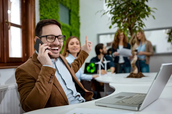 Giovane Uomo Affari Che Riceve Buone Notizie Smartphone Lavora Laptop — Foto Stock