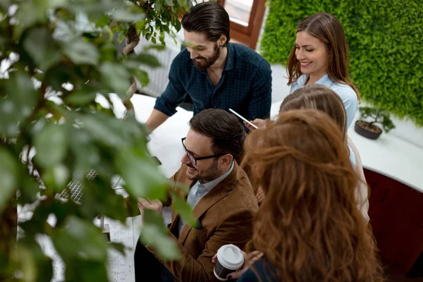 Молодые Предприниматели Работающие Офисе Обсуждающие Зеленый Проект Время Кофе Брейка — стоковое фото