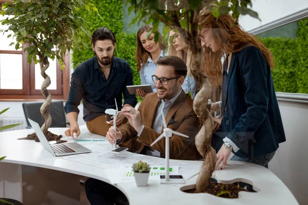 Equipo Jóvenes Ingenieros Discutiendo Sobre Proyecto Energía Alternativa Con Miniaturas — Foto de Stock