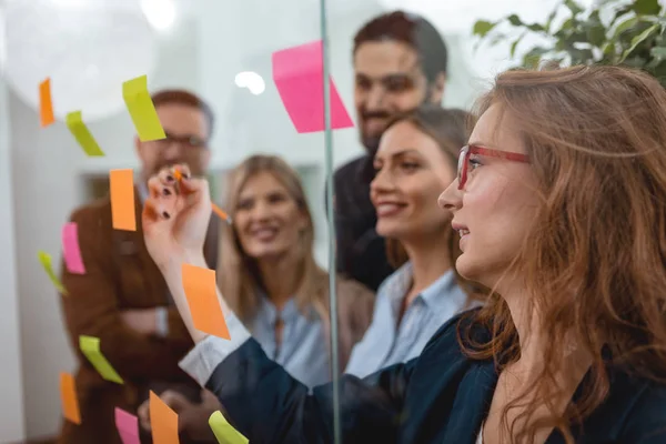 Kollégák Állandó Megvitassa Hivatal Sticky Notes Üvegfal Mögött — Stock Fotó