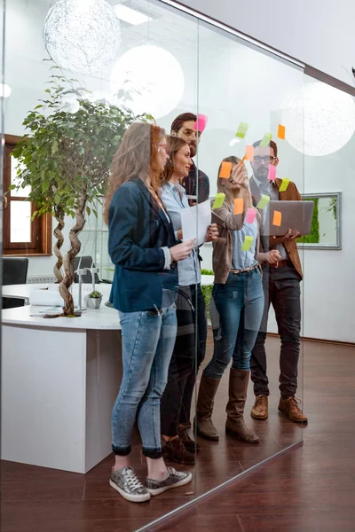 Collega Permanent Bespreken Kantoor Achter Een Glazen Wand Met Sticky — Stockfoto