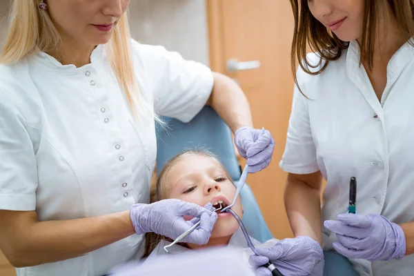 Uśmiechnięta Dziewczyna Podczas Wizyty Gabinecie Stomatologicznym Sprawdzanie Zębów Dentysta — Zdjęcie stockowe