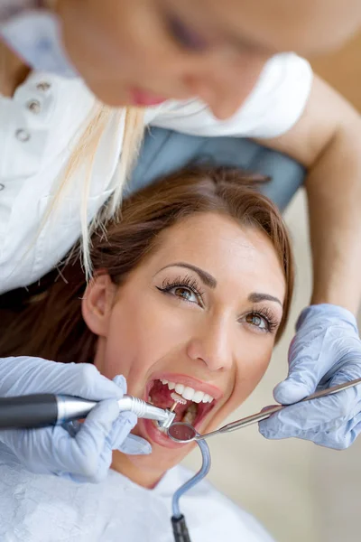 Mujer Joven Visita Consultorio Del Dentista Dientes Reparación Del Dentista —  Fotos de Stock