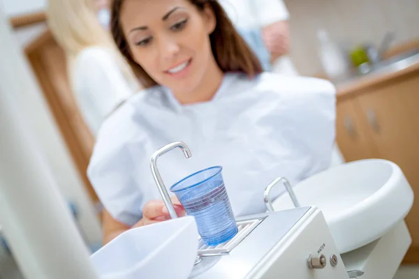 Молодая Женщина Кабинете Стоматолога Готовится Проверке Зубов — стоковое фото