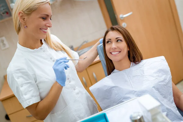 Jeune Femme Visite Cabinet Dentiste Dentiste Réparer Les Dents — Photo