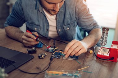 Teknisyen elektronik cihaz tamiri havya ile duruldu..