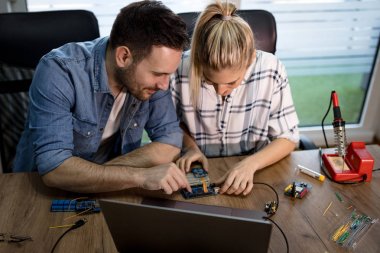 Adam devre kartı unsurları lehimleme kadın yardım