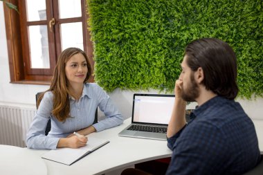 Genç işkadını ve office projesinde analiz işadamı
