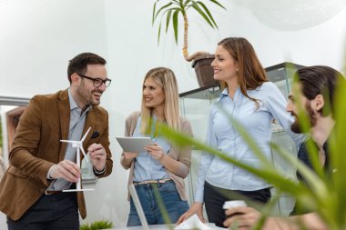 Grup genç mühendis alternatif enerji projesi ile minyatür yel türbinleri hakkında tartışıyor 