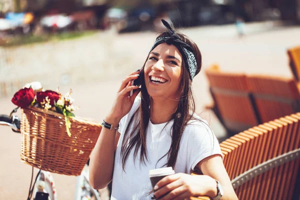 Skrattande Ung Kvinna Talar Smartphone Tar Kaffe Paus Sitter Bänk — Stockfoto