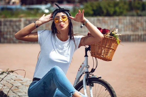 Mujer Joven Bastante Feliz Yoing Divertirse Mostrando Lengua Día Soleado — Foto de Stock