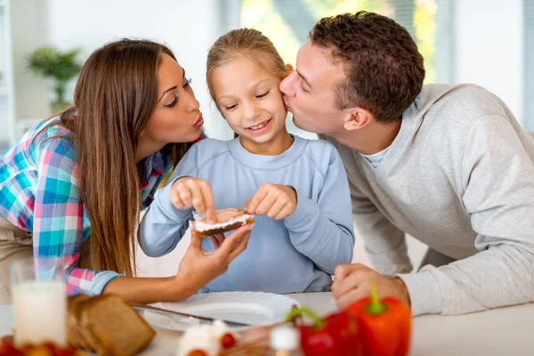 Vacker Ung Familj Förbereder Hälsosam Måltid För Frukost Det Inhemska — Stockfoto