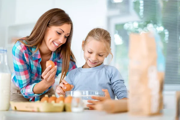 妈妈和小女孩在家用厨房里用面粉做面团 母亲学习女儿如何制作曲奇饼 — 图库照片