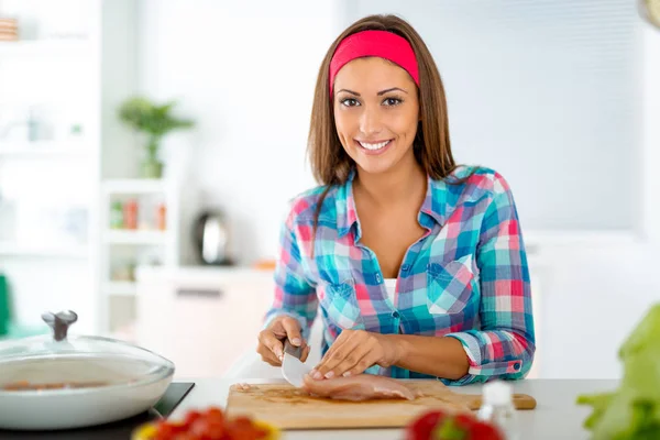 Bella Giovane Donna Che Pasto Sano Nella Cucina Domestica Sta — Foto Stock