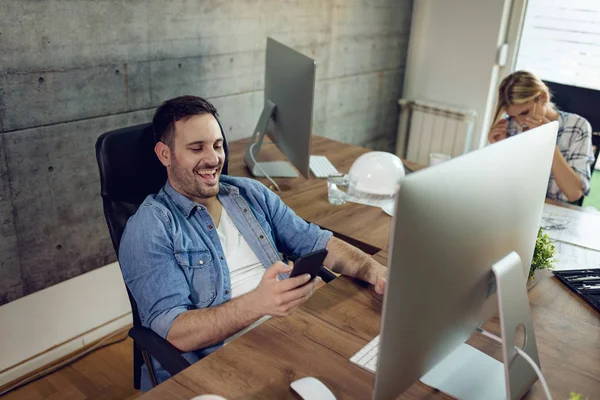 Giovani Colleghi Architetti Che Parlano Mentre Lavorano Nuovo Progetto Ufficio — Foto Stock