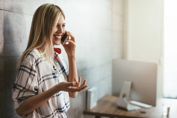 Młode Piękne Sukcesy Przedsiębiorcy Kobieta Rozmawia Inteligentny Telefon Jej Biurze — Zdjęcie stockowe