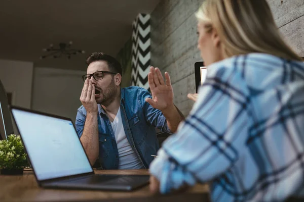 Joven Empresario Sobrecargado Trabajo Sentado Oficina Bostezando Esperando Final Las — Foto de Stock