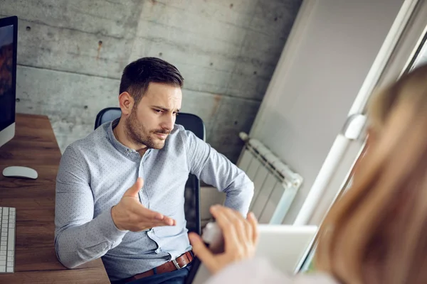 Jóvenes Colegas Negocios Analizando Proyecto Tableta Digital Hablando Oficina — Foto de Stock