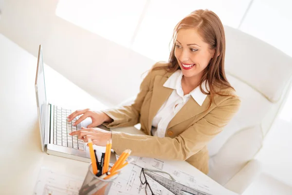 Jeune Femme Architecte Souriante Travaillant Sur Ordinateur Portable Bureau — Photo