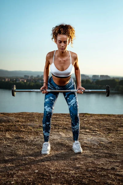 Junge Fitness Frau Turnt Mit Langhantel Flussnähe — Stockfoto