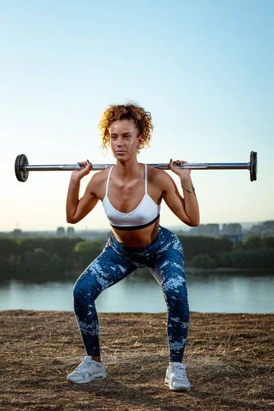 Junge Fitness Frau Turnt Mit Langhantel Flussnähe — Stockfoto