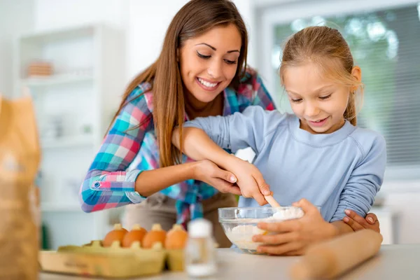妈妈和女孩在家用厨房里拌薄饼 — 图库照片