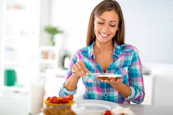 Young Woman Preparing Healthy Sandwich Breakfast Domestic Kitchen — Stock Photo, Image