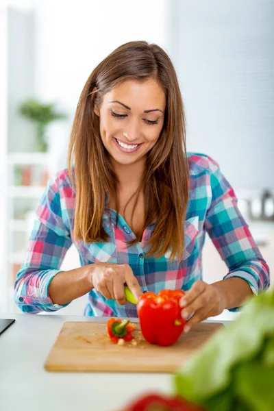Genç Kadın Mutfakta Sağlıklı Yemek Yapma — Stok fotoğraf