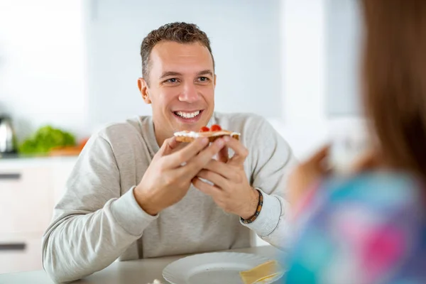 Jeune Homme Manger Sandwich Sain Pour Petit Déjeuner Dans Cuisine — Photo