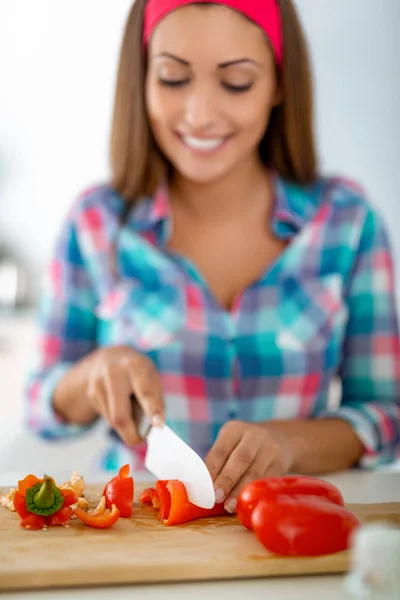 Genç Kadın Mutfakta Sağlıklı Yemek Yapma — Stok fotoğraf