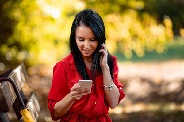 Cheerful Young Woman Red Using Smartphone Autumn Park — Stock Photo, Image