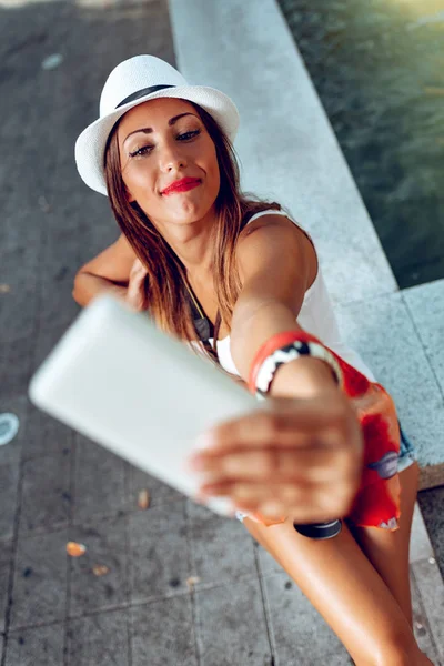 Selfie Ile Smartphone Alarak Tatile Genç Kadın — Stok fotoğraf