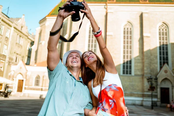 Toeristische Paar Nemen Selfie Met Digitale Camera Stadsplein — Stockfoto