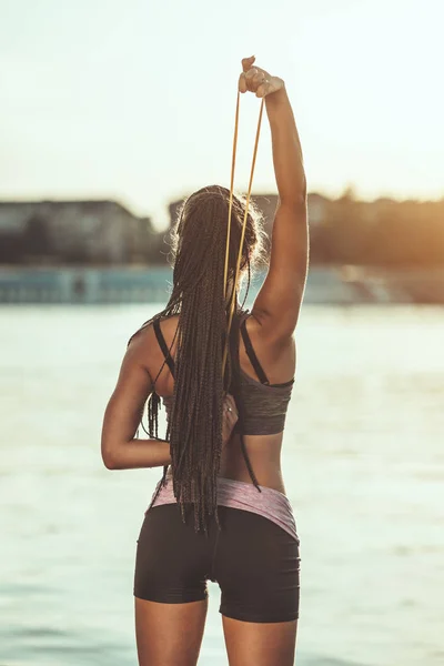 Muscular Joven Mujer Está Haciendo Fuerte Ajuste Entrenamiento Corporal Con — Foto de Stock