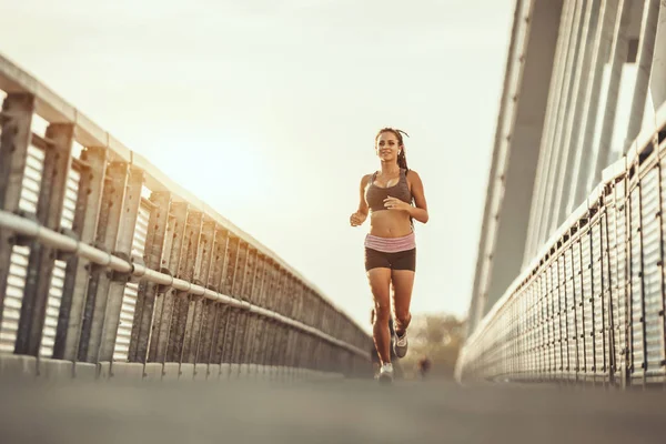 Fit Muskulös Ung Kvinna Löpare Tävlar Med Stor Hastighet Utomhus — Stockfoto