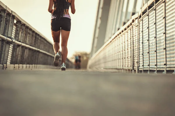 Ajuste Muscular Jovem Mulher Corredor Sprinting Grande Velocidade Livre Ponte — Fotografia de Stock
