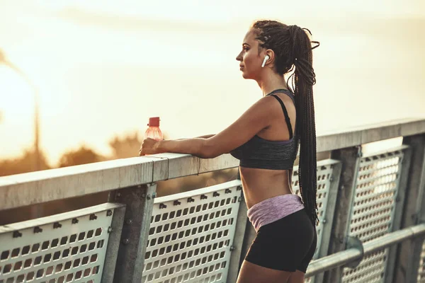 Mujer Fitness Joven Está Descansando Después Duro Entrenamiento Puente Del —  Fotos de Stock