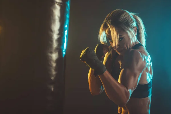 Donna Concentrata Che Allenamento Boxe Fitness Con Sacco Boxe — Foto Stock