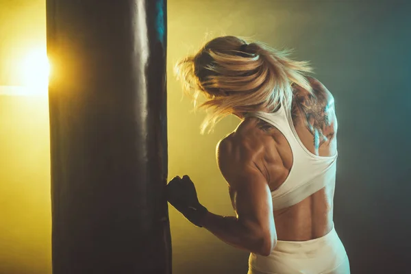 Mulher Concentrada Fazendo Treino Boxe Fitness Com Saco Perfuração — Fotografia de Stock