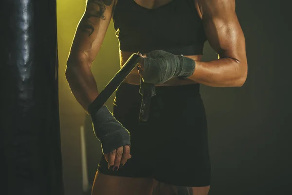Mujer Atleta Joven Está Poniendo Guantes Vendaje Antes Entrenamiento Boxeo — Foto de Stock