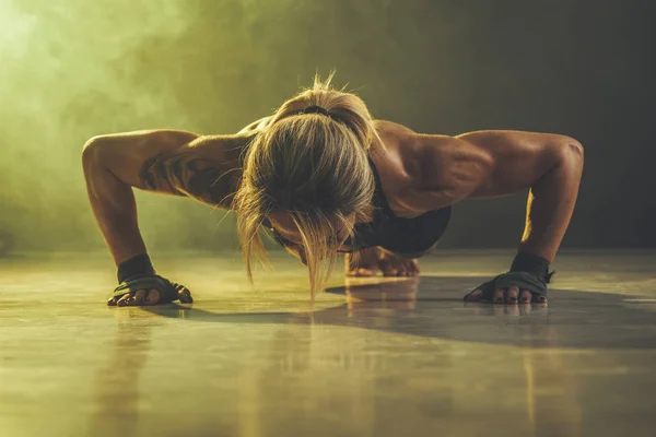 Una Joven Atleta Segura Misma Está Haciendo Ejercicios Flexiones Pesadas — Foto de Stock