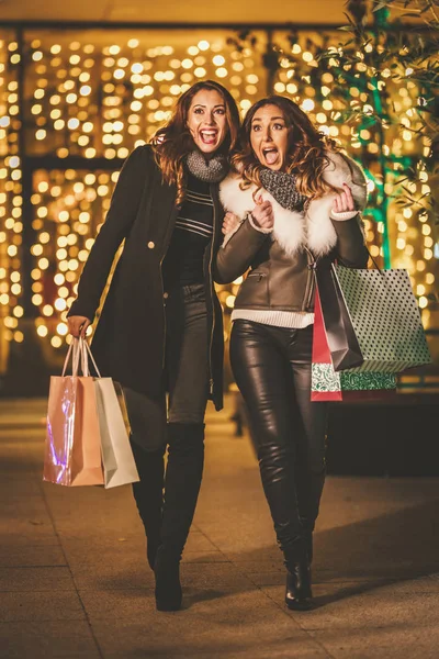 Δύο Αδελφές Απολαμβάνουν Νύχτα Στα Ψώνια Και Γελάνε Σακούλες Στα — Φωτογραφία Αρχείου