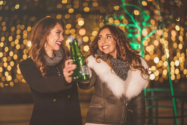 Duas Irmãs Desfrutam Noite Fora Brindam Com Garrafas Cerveja Suas — Fotografia de Stock