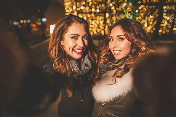 Allegro Giovani Amiche Stanno Divertendosi Prendendo Divertente Selfie Strada Città — Foto Stock