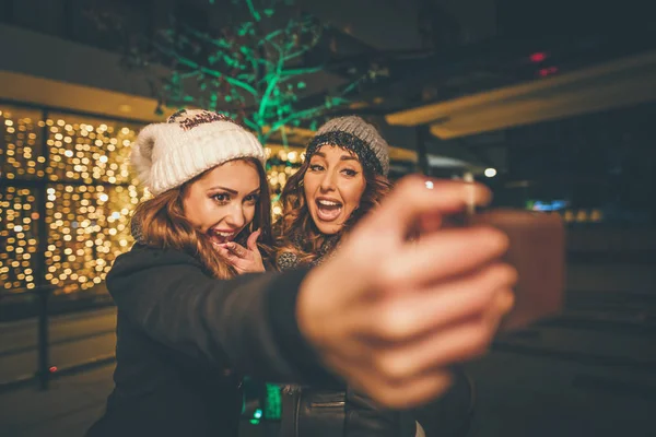 Joyeux Jeunes Amies Amusent Prennent Selfie Drôle Dans Rue Ville — Photo