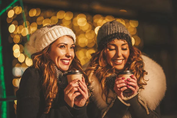 Joyeux Jeunes Sœurs Avec Des Tasses Café Pour Aller Amuser — Photo