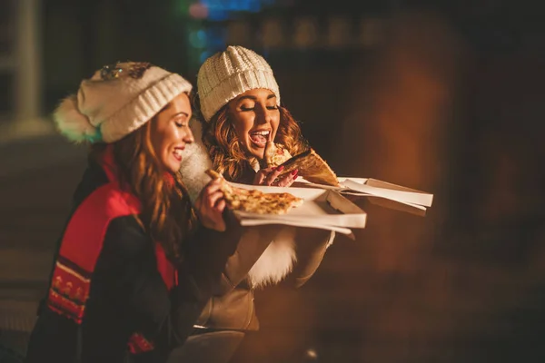 Jovens Irmãs Alegres Estão Sentando Fatias Pizza Divertindo Noite Inverno — Fotografia de Stock